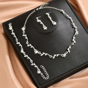 Vista dettagliata del set di gioielli con fiori in strass collana orecchini bracciale.