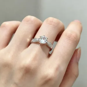Nahaufnahme eines funkelnden silbernen verstellbaren Rings mit rundem Zirkoniastein Detail.