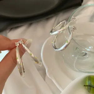 Bunte Pünktchen Silbercreolen mit funkelndem Zirkon, elegantes Nischen-Designer-Schmuckstück.