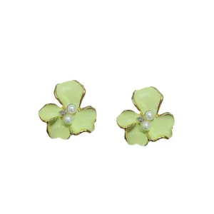 Schicke hellgrüne Blumen-Ohrstecker mit Perlen und Strass, eleganter Modeschmuck.