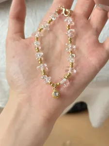 Elegantes Kristallsplitter Armband mit kleinen Goldperlen und Strass Anhänger chic.