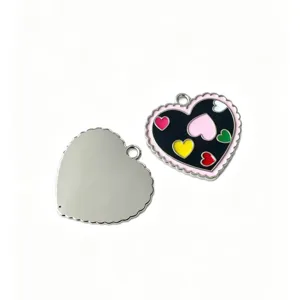Gros plan détaillé du pendentif en émail métallique en forme de cœurs colorés charm.