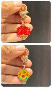 Primo piano dettaglio del portachiavi floreale in metallo con grazioso design a bouquet.