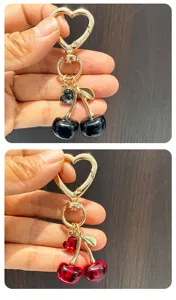 Primo piano dettagliato del simpatico portachiavi a ciliegia a forma di cuore con frutti di cristallo.