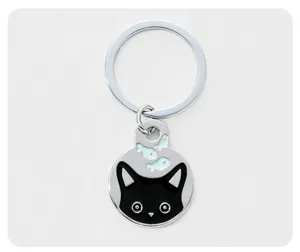 Cute black cat and fish metal keychain detail, ideal for bags and keys or car decor.