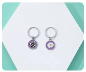 Cute bee and daisy keychains set, metal round pendant key rings for bags and car decoration.