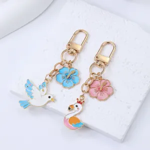 Set di portachiavi in metallo con uccelli e fiori, perfetto accessorio decorativo per borsa.