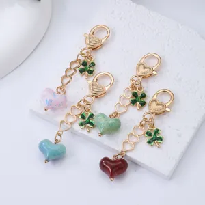 Charmant porte-clés cœur en alliage avec trèfle vert et pendentifs colorés pour sac.