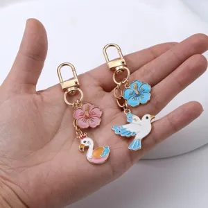 Portachiavi smaltato carino con uccello e fiore di cartone animato, ciondolo per borsa.
