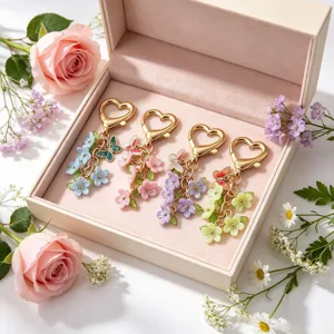 Süßer Blumen Herz Schlüsselanhänger Set mit bunten Emaille Blüten in Geschenkbox.