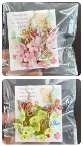 Süße Blumen Schmetterling Hängeohrringe mit bunten Harzblüten Anhängern und Karte.