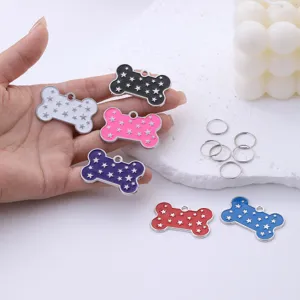 Botvormige huisdier ID-tags in verschillende kleuren met sterrenpatroon, metalen hangers.