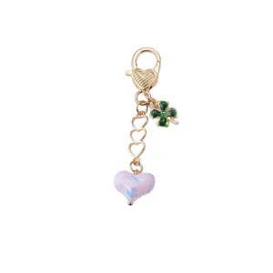 Pendentif cœur en alliage créatif et porte-clés trèfle vue principale du produit.