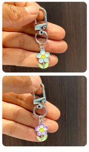 Vue détaillée du porte-clés marguerite en émail d'alliage, charmant pendentif de sac.