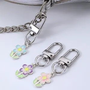 Joli porte-clés pendentif marguerite en alliage couleur goutte d'huile sac charme pour femmes
