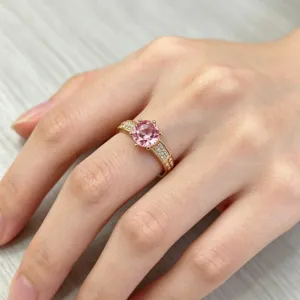 Retro leichter Luxus Goldring mit großem pinkfarbenen Zirkon und mikro-eingefassten Steinen.
