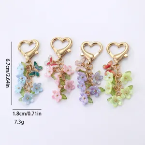Buntes Blumen-Herz-Schlüsselanhänger-Set mit Schmetterlings-Anhängern für süße Taschen.