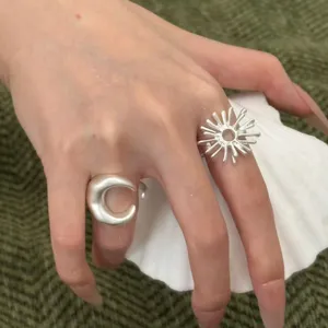 Matte silberne Sonne und Mond Ringe, boho Strand Urlaub verstellbarer Schmuck für Damen.