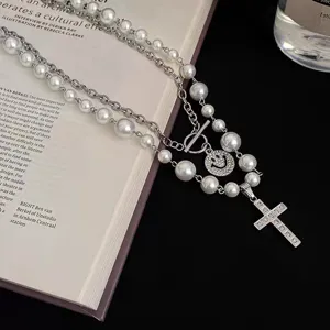 Mehrlagige Perlenkette mit Strass-Kreuz und Smiley-Anhänger für coolen Streetwear-Paar-Look.