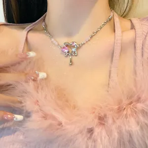 Detailaufnahme einer zarten Silber Herz Edelstein Halskette mit rosa Perlen, süße Kette.