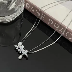 Zweireihige silberne Halskette mit hellblauen Emaille Blumen und Perlen Anhängern.