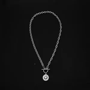 Silberne Strass Smiley Halskette mit T-Verschluss, modischer Damenschmuck für jeden Tag.
