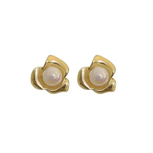 Goldene Blumen-Ohrstecker mit schillernder Perle, elegantes Metall-Blumen-Design Damen.