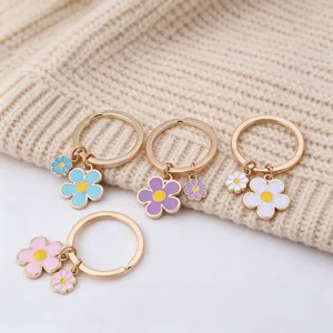 Cute dual-sided enamel flower keychain, sweet daisy metal pendant for bags and car keys.