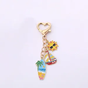 Porte-clés mignon voilier planche de surf été pendentif charm en métal doré pour femmes.