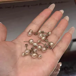 Detailansicht von kaffeegoldenem Titanstahl-Ohrringen mit Perlen, elegant und schlicht.