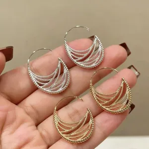 Elegante mehrsträngige Creolen mit filigranem Texturdesign, schick und vielseitiger Schmuck.