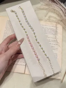 Nahaufnahme Details des originellen Jadeperlen Armbands mit goldenen Zwischenperlen.