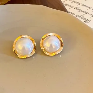 Französische elegante Perlenohrringe mit Wellenrand und Goldfassung für stilvolle Alltag.
