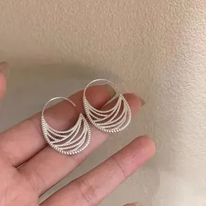 Silberne mehrschichtige hohle Creolen, koreanischer Stil eleganter Nischenschmuck für Damen.