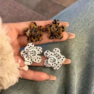 Modische Wellenblumen Ohrringe mit Leopardenmuster und Punkten, schicker Damenschmuck.