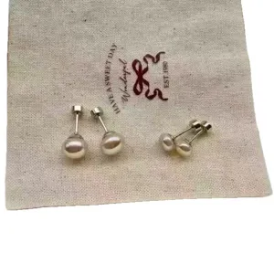 Elegante Perlen-Ohrstecker aus Kaffeegold-Titanstahl, minimalistischer und schicker Damenschmuck.