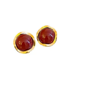 Französische Vintage rote Cabochon Ohrringe mit eleganten gewellten Goldrand für Damen