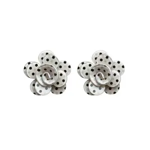 Schicke Schwarz-Weiß-Punkte Kamelie Blumen Ohrringe, elegante Mode Damen Schmuck.