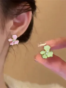 Exquisite Emaillierte Blumen Ohrstecker mit Perlen, süßer Blumenschmuck für den Sommer.