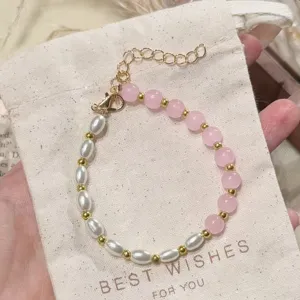 Elegantes chinesisches Armband aus rosa Chalcedon und Perlen mit goldenen Abstandsperlen.