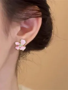 Rosa Emaillierte Iris Blumen Ohrstecker mit Perlen, süßer japanischer koreanischer Schmuck.