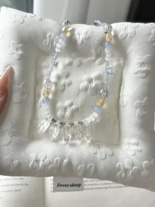 Detailansicht der handgefertigten Kristall Perlen Halskette mit blauem Chalcedon und Tropfen.