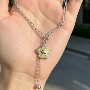 Y2K silberne Büroklammer Kette mit Strass Stern Anhänger und bunten Emaille Details.