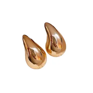Glänzende goldene Tropfen Ohrstecker minimalistischer Metalschmuck für Damen elegant
