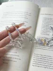 Nahaufnahme der handgefertigten Kristall-Schlüsselbeinkette mit hellblauen Chalcedon-Tropfenperlen.