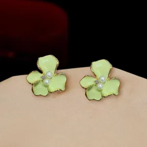 Exquisite hellgrüne Emaillierte Blumen Ohrringe mit Perlen und Strass für elegante Damen.