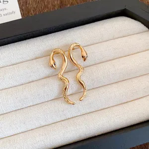 Goldene Schlangen Ohrringe stilvolles Design leichte Mode Schmuck fuer Frauen Alltag 1Paar