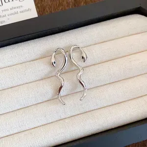Elegante schlangenförmige Ohrstecker mit stilvollem Design, ideal für den modischen Alltag.