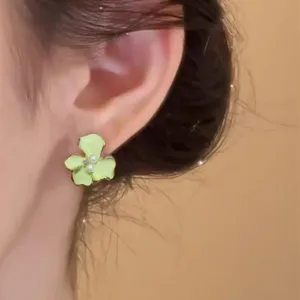 Elegante grüne Iris Blumen Emaille Ohrstecker mit süßen Perlen für Sommer Mode Alltag tragen.