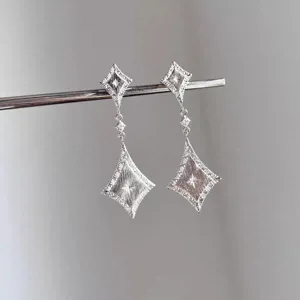 Silberne gebürstete geometrische Ohrringe, minimalistisches Nischendesign, eleganter Schmuckdetail.